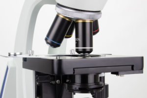 Microscópio Biológico Trinocular LM2200TL